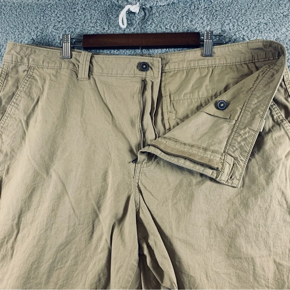Magellan Outdoors Shorts Men's Flat Front Cotton Blend Khaki Size 40W Inseam 10